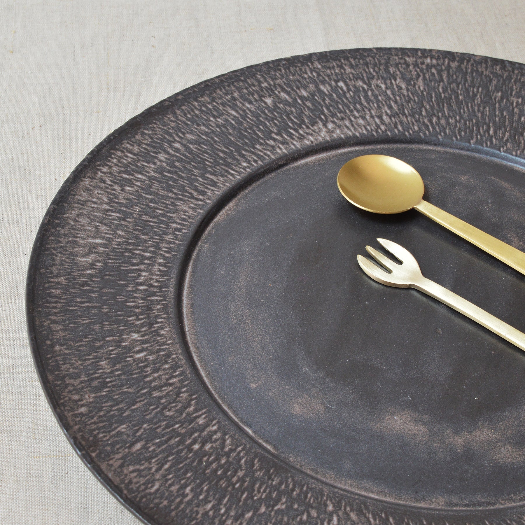 Matte Round Platter with Carving - Chocolate Brown