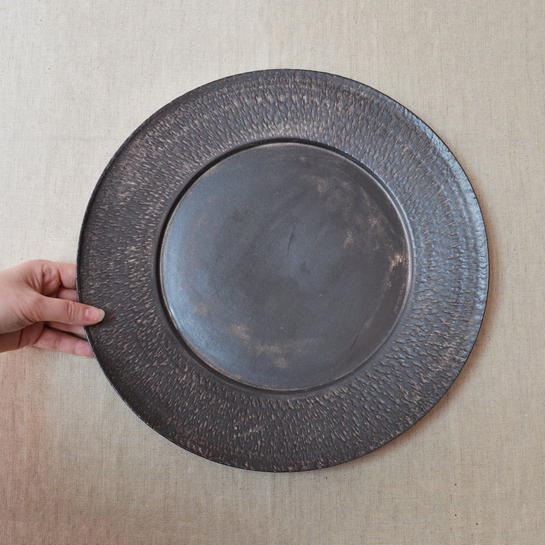 Matte Round Platter with Carving - Chocolate Brown