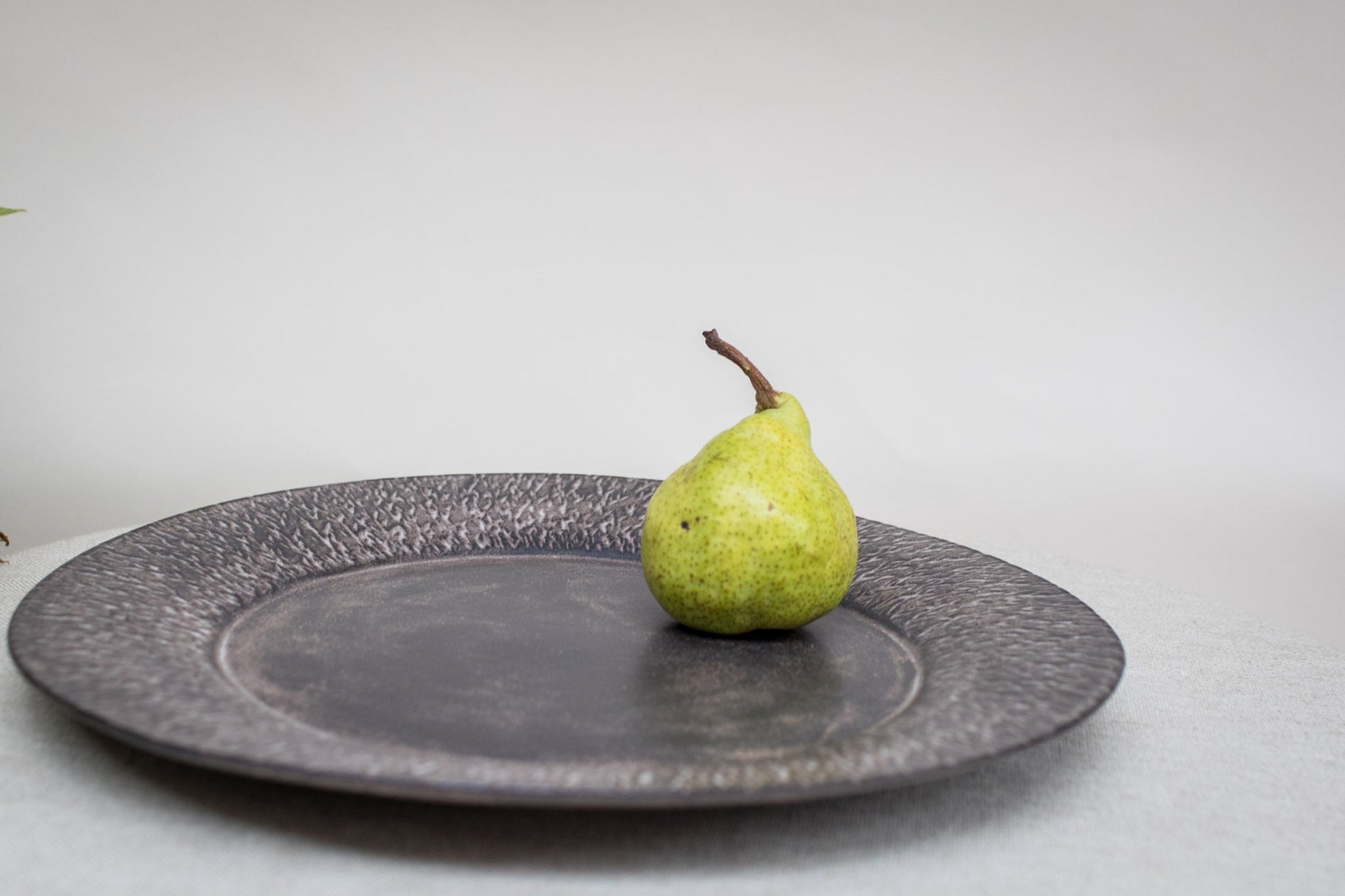 Matte Round Platter with Carving - Chocolate Brown