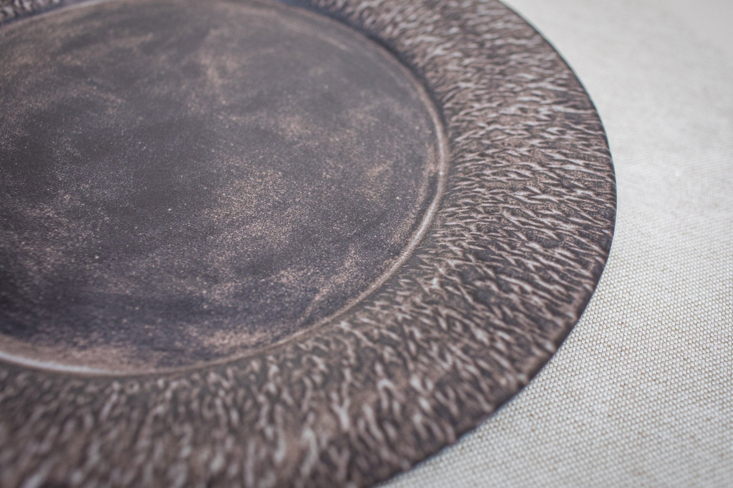 Matte Round Platter with Carving - Chocolate Brown